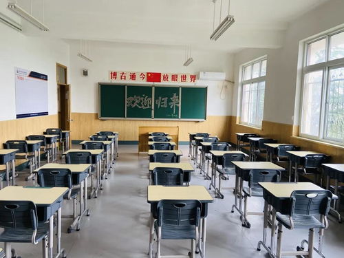 别样校园风丨西斯达城市森林学校老师画数幅励志黑板报 静待同学们“回笼”数字校园